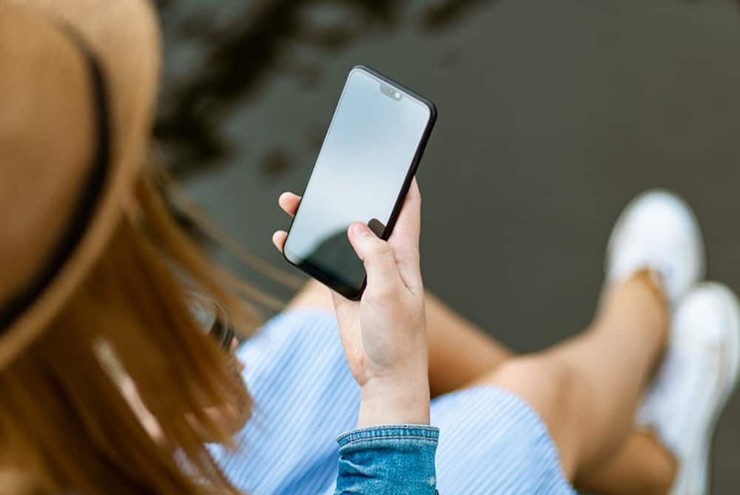 Using smartphones before going to bed is a habit of many people.