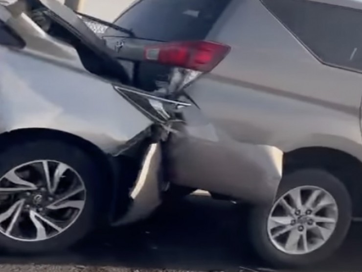 4 xe tông liên hoàn, cao tốc TP HCM- Long Thành ùn tắc 5 km