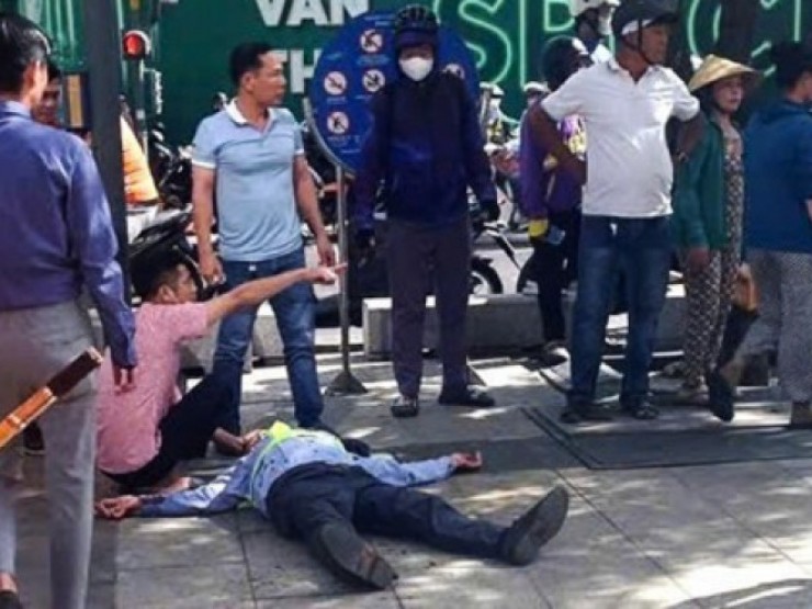 Nhân viên bảo vệ phố đi bộ Nguyễn Huệ bị đánh bất tỉnh