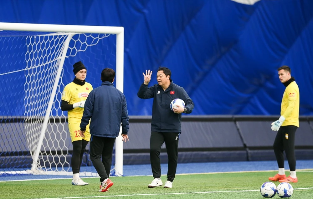 HLV thủ môn Lee Woon-jae trong chuyến tập huấn cùng đội tuyển Việt Nam tại Hàn Quốc trước thềm AFF Cup 2024. Ảnh: TL.