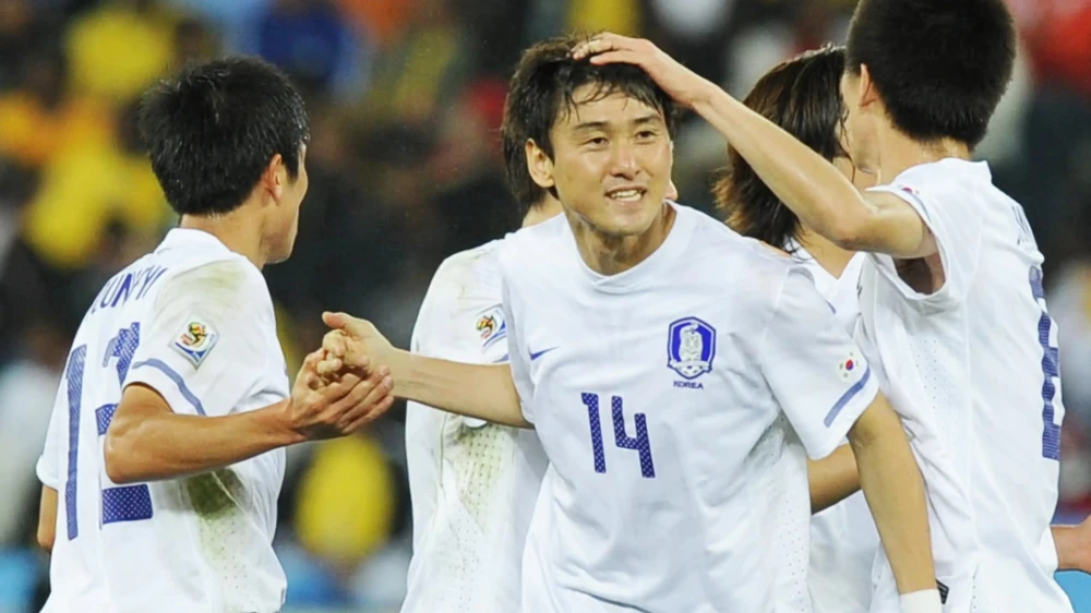 Cựu tuyển thủ Lee Jung-soo từng góp mặt ở V-League trong vai trò trợ lý tại CLB TP.HCM. Ảnh: TL.