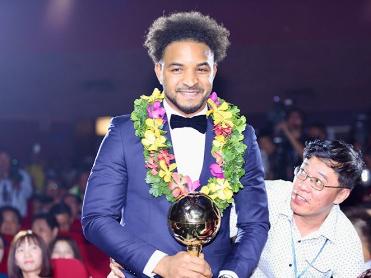 Xuân Son được vinh danh tại Quả bóng vàng, hoa hậu xuống tận ghế trao giải