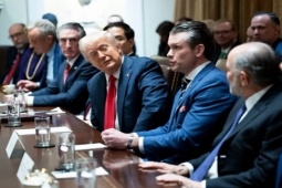Giữa lúc ông Zelensky sắp đến Mỹ, ông Trump nói thẳng thừng về chuyện đảm bảo an ninh