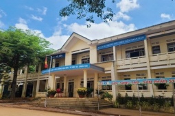 Cô chủ nhiệm dùng dây điện đánh học trò