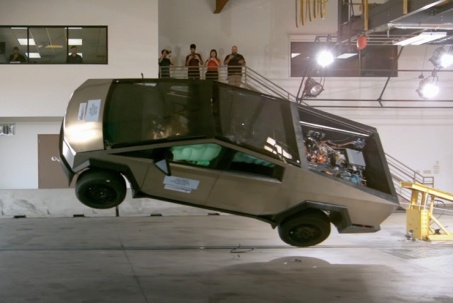 Xe bán tải điện Tesla Cybertruck đạt 5 sao an toàn NHTSA