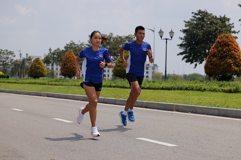 Hứa Thuận Long và Hoàng Thị Ngọc Hoa tập luyện cho Tokyo Marathon