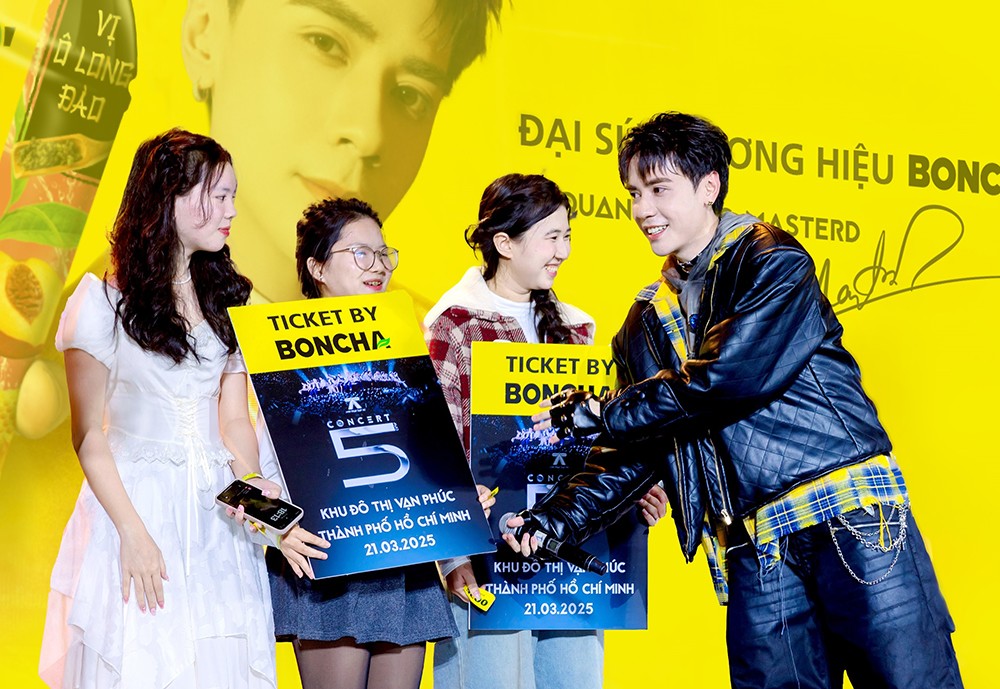 Fan hào hứng nhận vé concert Anh Trai “Say Hi” do chính tay Quang Hùng Master D trao tặng