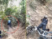 Xe máy - Xe đạp - Clip: Không quen địa hình, cua-rơ gặp tai nạn &quot;dở khóc dở cười&quot;