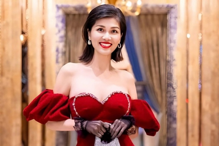 Oanh Yến chăm mặc váy vài trăm nghìn đồng đi sự kiện