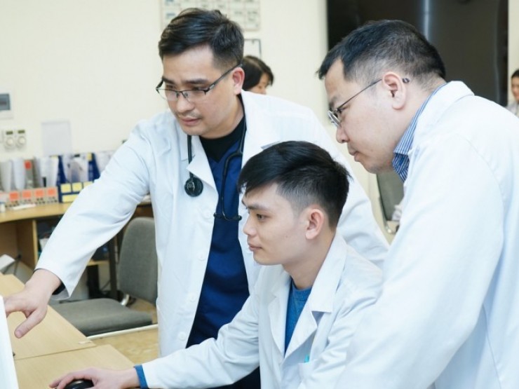 Ngày Thầy thuốc Việt Nam, bác sĩ nghẹt thở cấp cứu 3 bệnh nhân ngưng tim