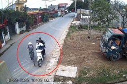 Xe máy - Xe đạp - Clip: Hai thanh niên phóng xe máy như 'thần gió' tạt đầu xe đạp trong tích tắc