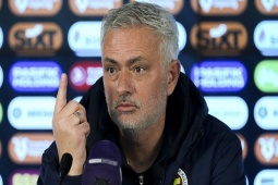 Mourinho trả giá đắt vì xúc phạm trọng tài: Cấm chỉ đạo 4 trận, nộp phạt 1 tỷ đồng