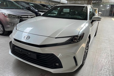 Độc lạ Toyota Camry 2.0Q vừa lăn bánh 14km rao bán giá hấp dẫn