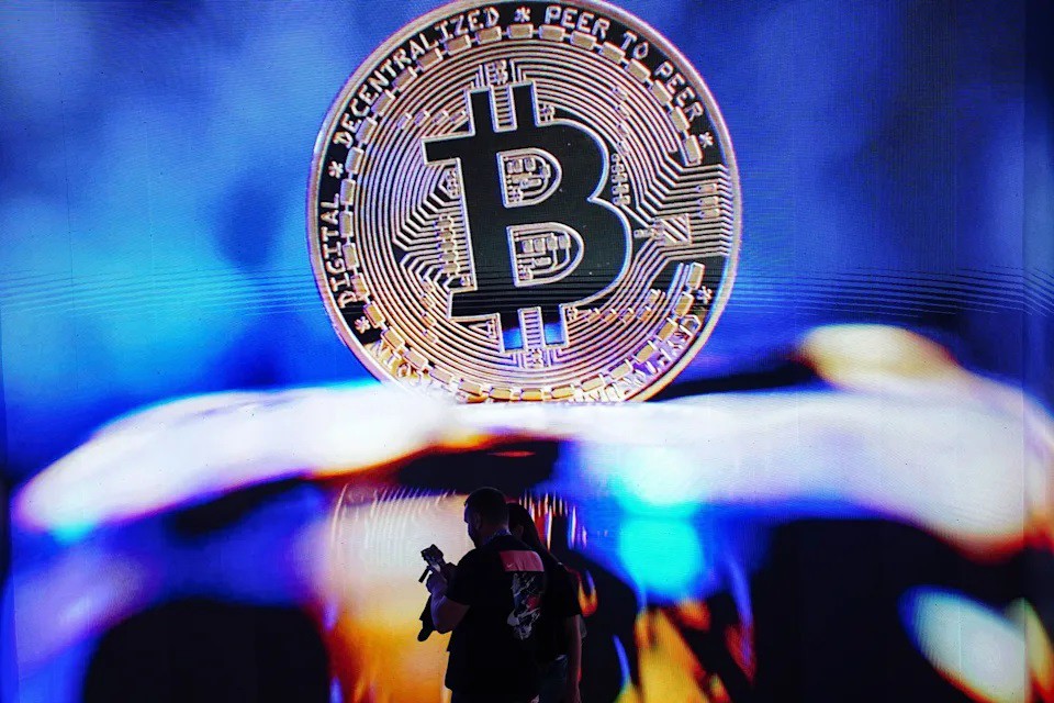 Bitcoin cắm đầu lao dốc, mất 25% so với đỉnh lịch sử - 1