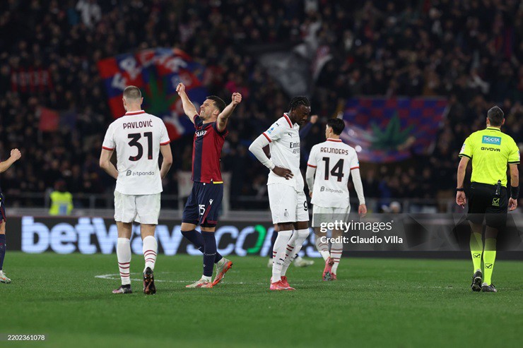 AC Milan thua ngược trên sân của&nbsp;Bologna