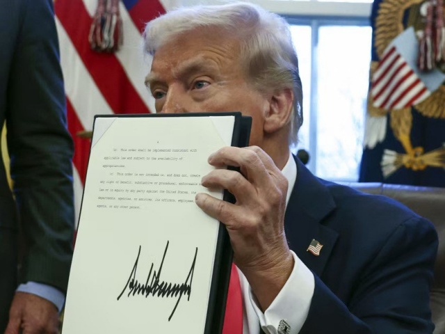 Ông Trump sắp ký sắc lệnh coi Tiếng Anh là ngôn ngữ chính thức của Mỹ