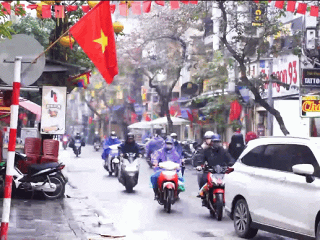 Người dân nói gì trong ngày đầu thí điểm cấm ô tô trên 16 chỗ vào phố cổ Hà Nội?