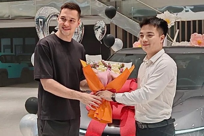 Filip Nguyễn nhận xế hộp mới. Ảnh: Chụp màn hình