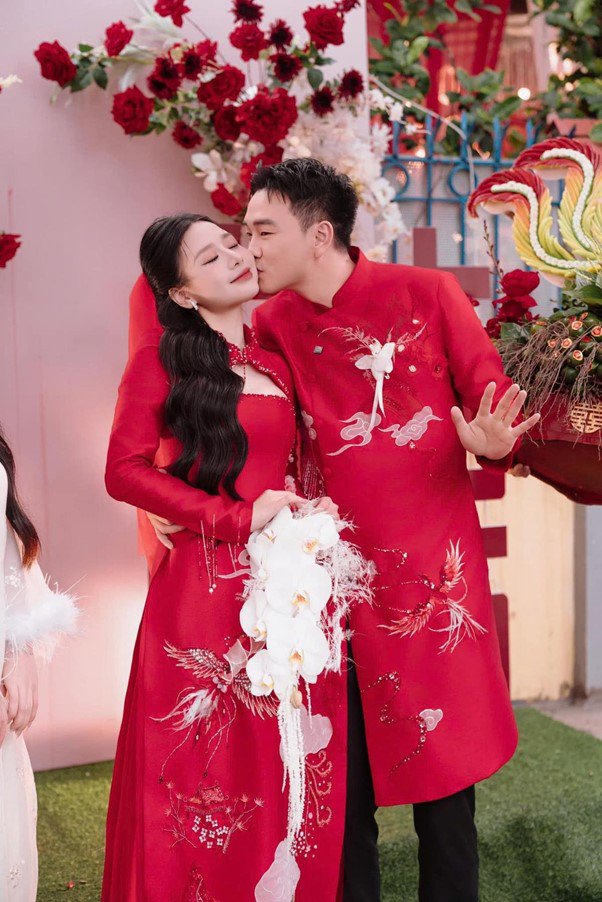 Trọng Lân tổ chức lễ ăn hỏi với bạn gái hot girl. Ảnh: FBNV.