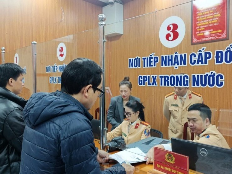 Ngày đầu CSGT Hà Nội cấp, đổi giấy phép lái xe