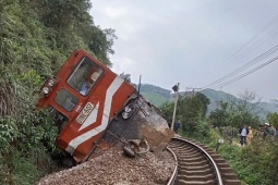 Tàu hỏa đâm xe tải gãy đôi, đường sắt Bắc - Nam tê liệt