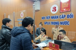 Ngày đầu CSGT Hà Nội cấp, đổi giấy phép lái xe