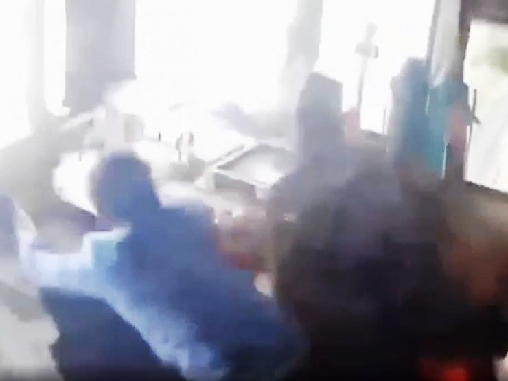 CLIP: Điều gì xảy ra trong buồng lái khi tàu hỏa tông xe tải trên đường sắt Bắc - Nam?