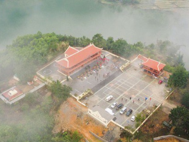 Độc đáo ngôi đền Chín Gian có 9 con trâu quỳ gối trước đền