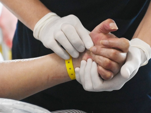 Người đàn ông ngã gục khi tập thể dục buổi sáng, bác sĩ cảnh báo 1 điều