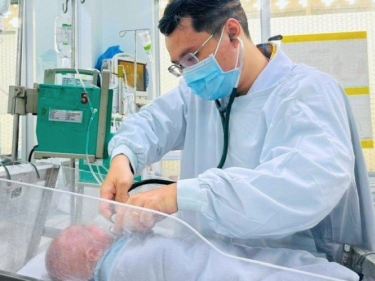 Bé gái 8 ngày tuổi hôn mê, co giật sau khi bú sữa mẹ