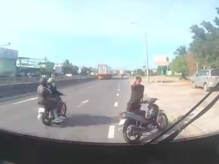 Xe bus bị người lạ chặn đường, ném đá vỡ kính