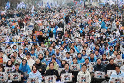 Biểu tình lớn ở Seoul cả phản đối lẫn ủng hộ Tổng thống Yoon