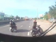 Tin tức trong ngày - Xe buýt bị người lạ chặn đường, ném đá vỡ kính