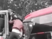 Tin tức trong ngày - Chở người sau sự cố tàu hoả gặp nạn, ô tô khách đối đầu với xe tải