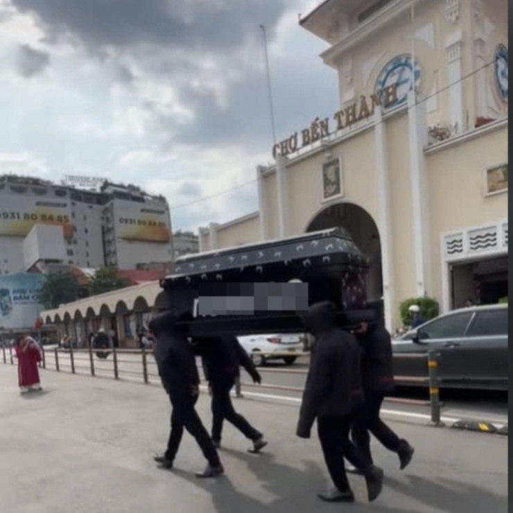 Nhóm thanh niên khiêng quan tài trước chợ Bến Thành gây phản cảm. Ảnh cắt từ clip
