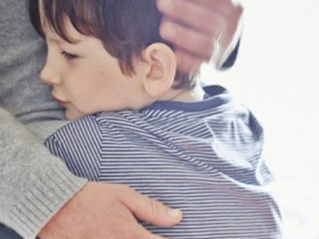 Cha hỏi con trai: “Tại sao con lại phải gian lận trong kỳ thi?“, câu trả lời của con khiến mẹ bật khóc