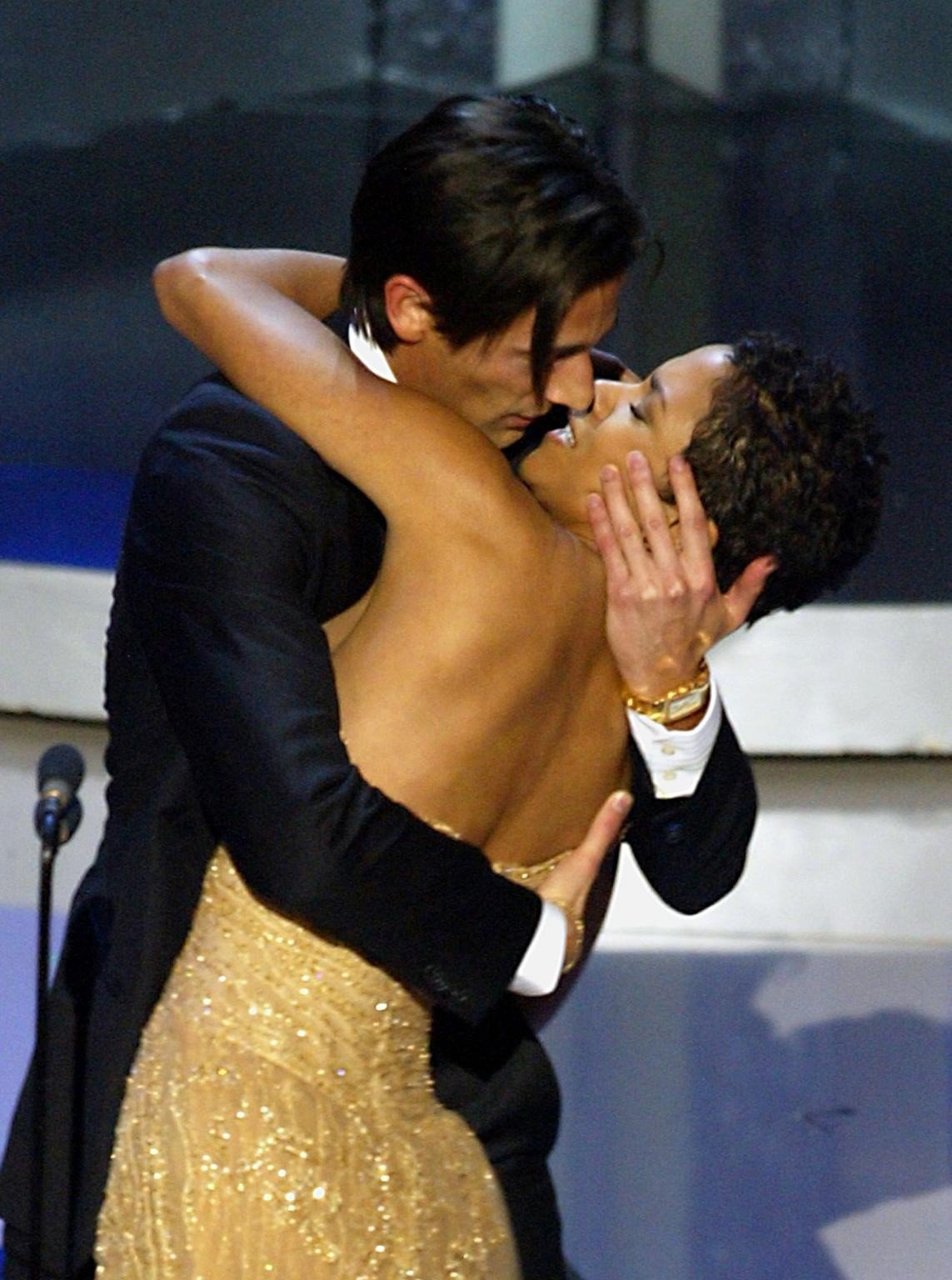 Adrien Brody và Halle Berry tái hiện nụ hôn gây sốc 22 năm trước. Ảnh: Shutterstock/Getty Images.