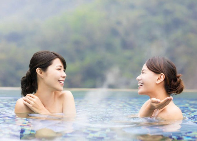 Tắm onsen vừa giúp thư giãn, cải thiện sức khỏe, vừa làm đẹp da.