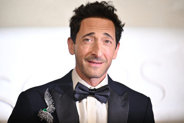 Adrien Brody mang về cho The Brutalist tượng vàng thứ 3 trong đêm. Ảnh: Getty Images.