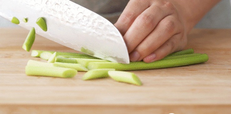 Ngồng tỏi cắt khúc 3cm. Đậu xị rửa sơ, băm nhỏ. Tỏi thái lát.
