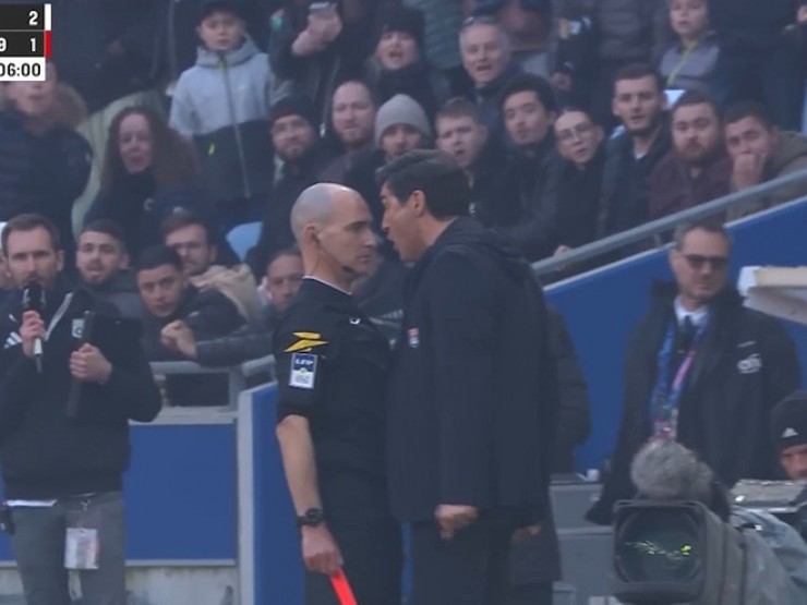 HLV nguy cơ bị cấm 7 tháng vì đe dọa trọng tài ở Ligue 1