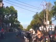 Tin tức trong ngày - Nam thanh niên đánh tới tấp người đàn ông sau va chạm giao thông