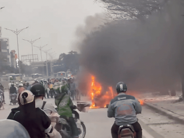 Tin tức trong ngày - Hà Nội: Ô tô cháy rụi trên đường Giải Phóng