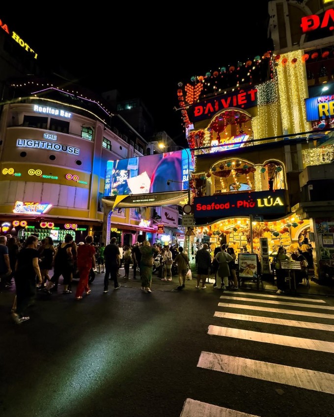 Phố Bùi Viện nhộn nhịp về đêm. Ảnh: Ben Maguire