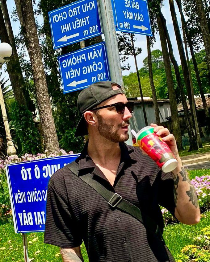 Ben uống cà phê mọi lúc ở TP HCM. Ảnh: Ben Maguire