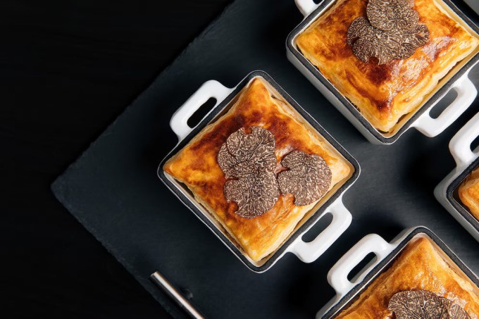 Bánh nướng nhân gà với nấm cục là một trong số các món được phục vụ. Thực đơn còn có các món ăn chay như mì ống xốt nấm, cơm rau thập cẩm nhằm phục vụ những khách mời có chế độ ăn đặc biệt.