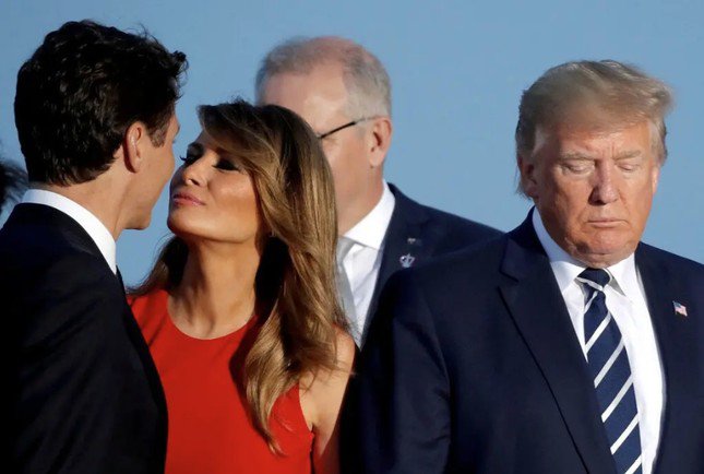 Bức ảnh chụp năm 2019 ghi lại khoảnh khắc Thủ tướng Justin Trudeau chuẩn bị hôn xã giao đệ nhất phu nhân Melania Trump. (Ảnh: Reuters)