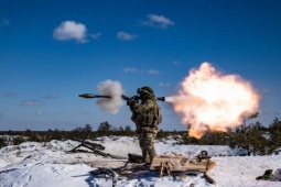 Mỹ dừng toàn bộ viện trợ quân sự: Ukraine lên tiếng