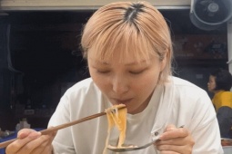 Khách Nhật thử món phở nức tiếng ở Hà Nội lúc 4h, thừa nhận 'đáng dậy...