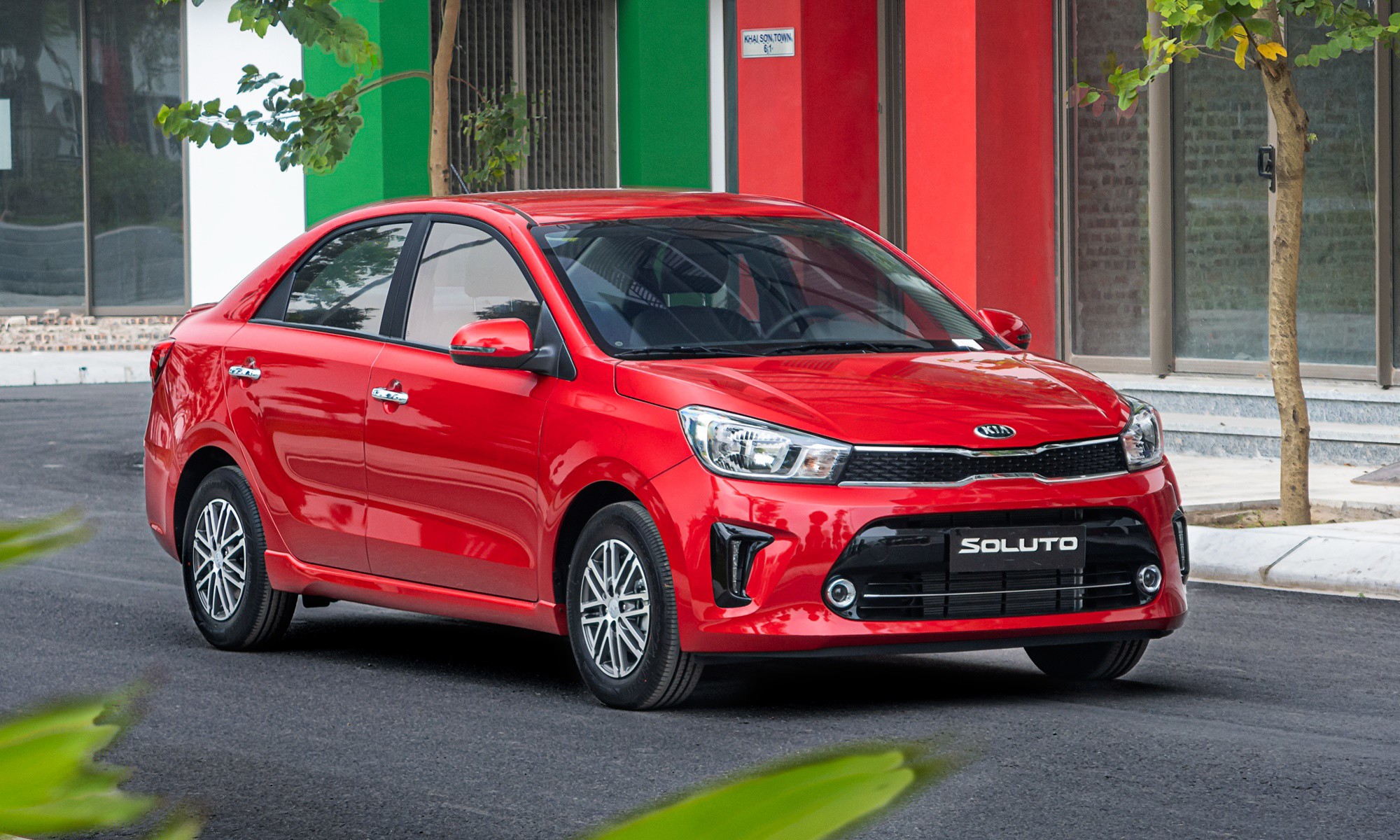 KIA Soluto mang đậm dấu ấn thương hiệu với lưới tản nhiệt hình mũi hổ đặc trưng.